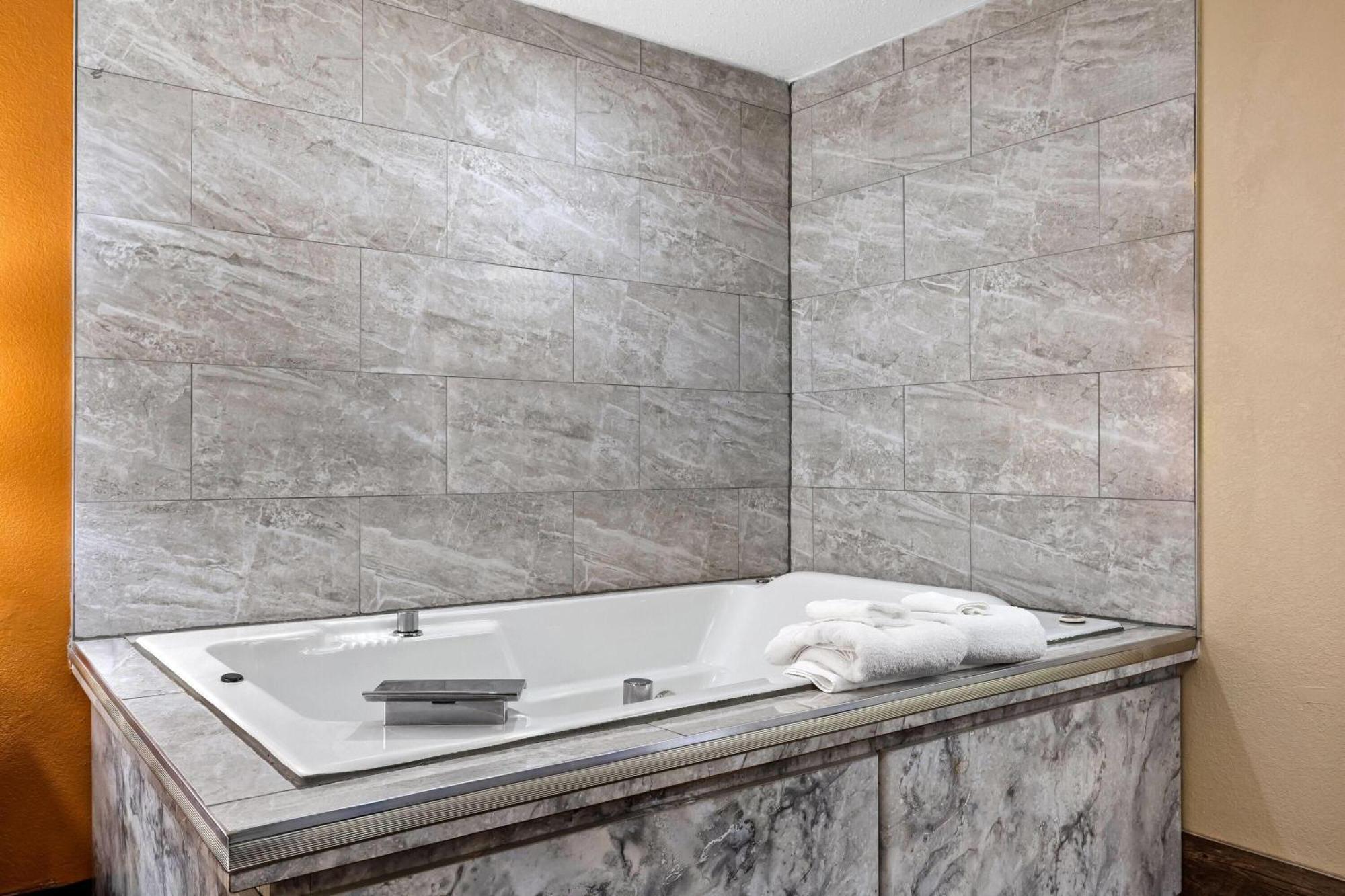 Days Inn By Wyndham Black River Falls - Access To Atv Trail Εξωτερικό φωτογραφία