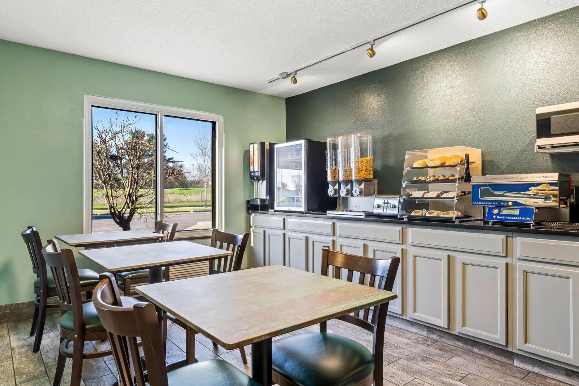 Days Inn By Wyndham Black River Falls - Access To Atv Trail Εξωτερικό φωτογραφία